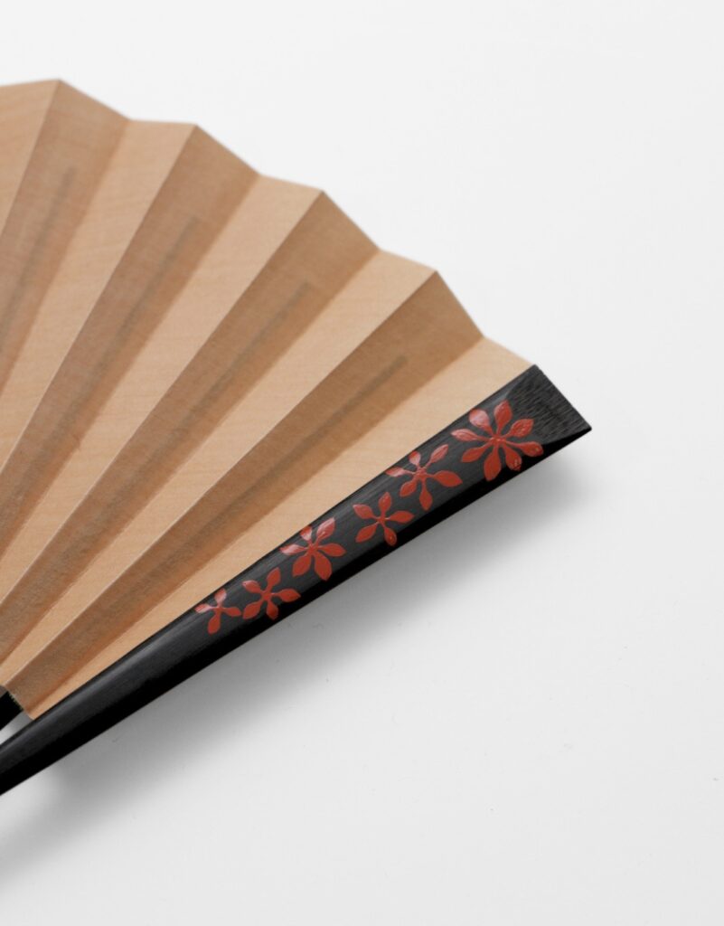 橋爪玲子さんの扇子作品 2026年4月分_黒に赤