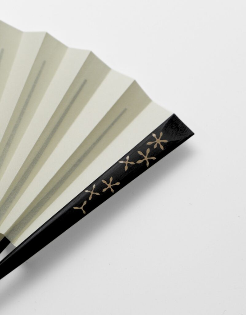 橋爪玲子さんの扇子作品 2026年4月分_黒に生成り