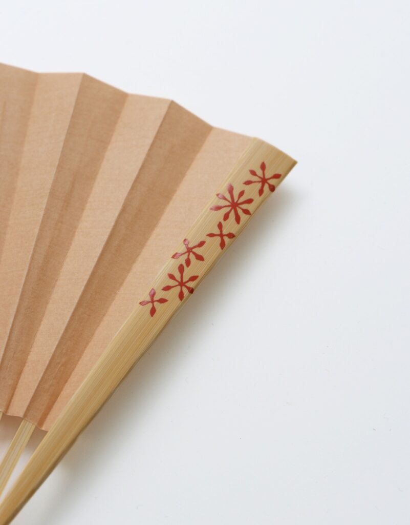 橋爪玲子さんの扇子作品 2026年4月分_生成りに赤