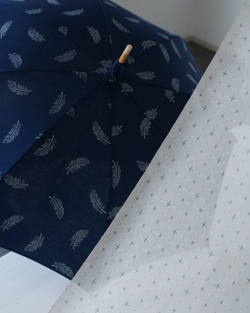 夏塩沢と城間紅型の帯のコーディネート。平敷さんの日傘