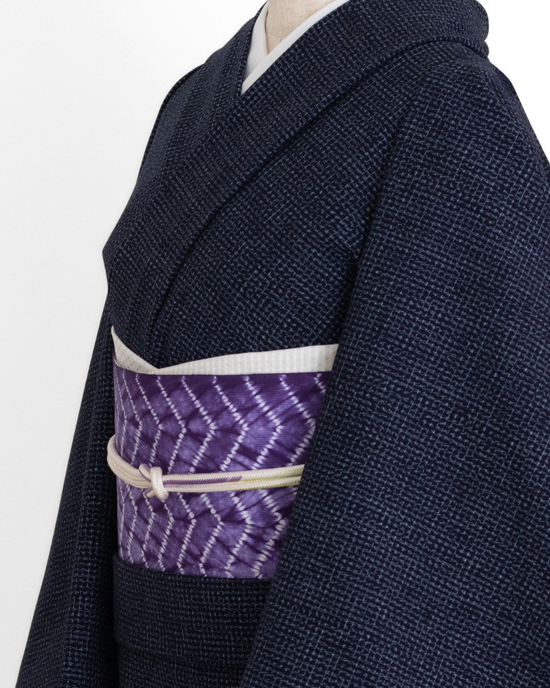 米澤の工房に別注した「紫紺染の帯」